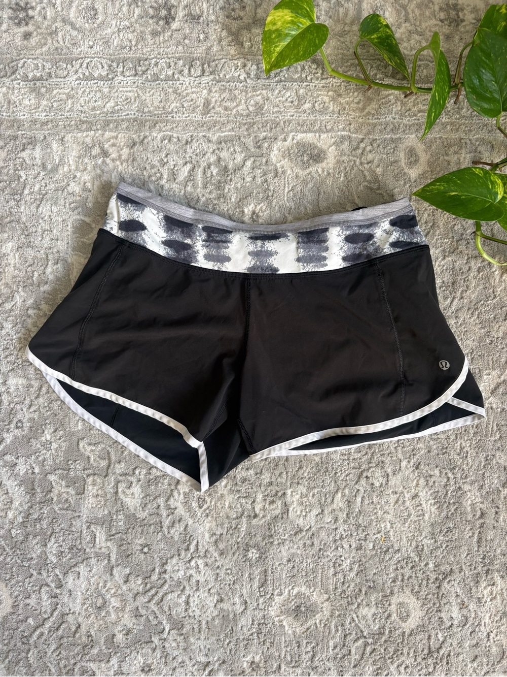 Lululemon Speed Up Black Women’s Athletic Shorts Gray Tie-Dye Waistband Vintage